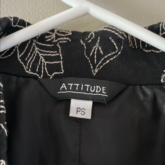 Elegant Black and White Floral Blazer - Picture 4 of 5